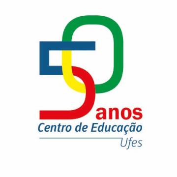 Logo comemorativa alusiva aos 50 anos do CE. Nele há o número 50 colocorido em verde, amarelo, azul e vermleho, a palavra anos em vermelho, abaixo escrito Centro de Educação em azul, mais abaixo Ufes.